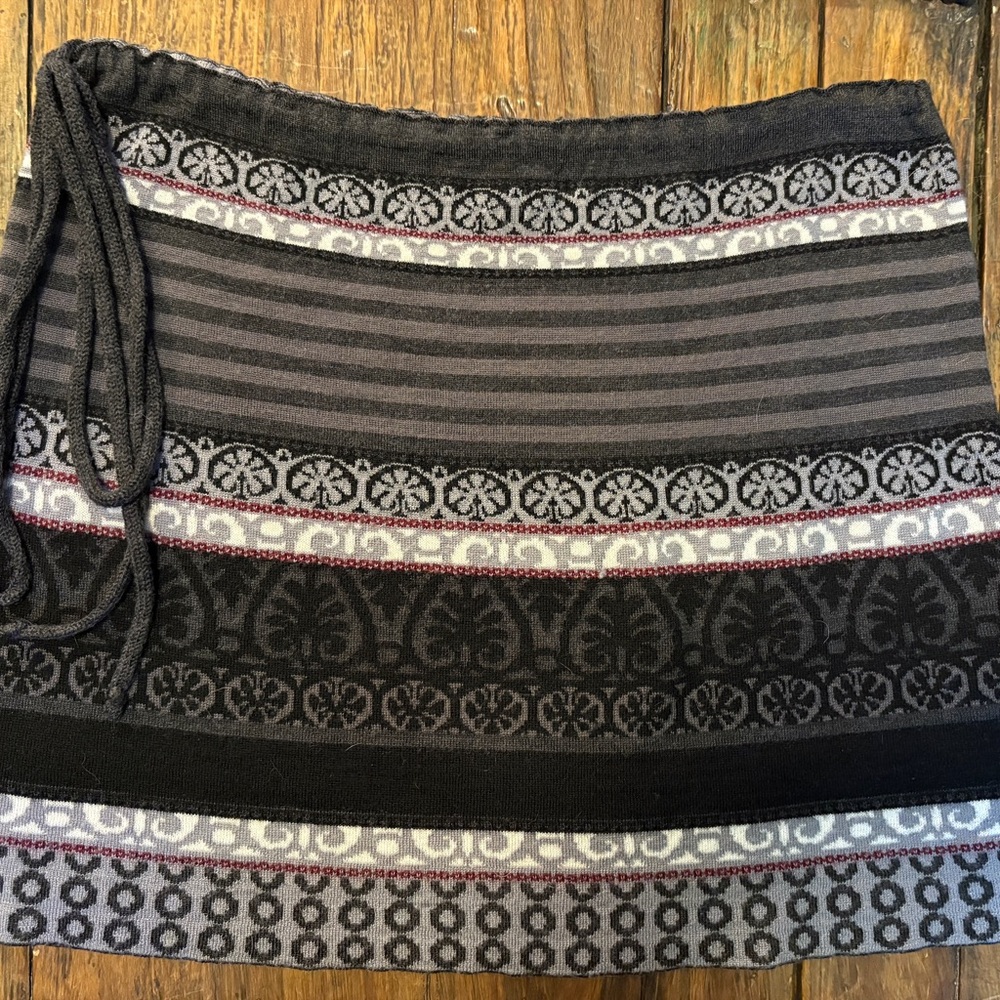 Icelandic Design Patterned Wool Skirt (Large)
